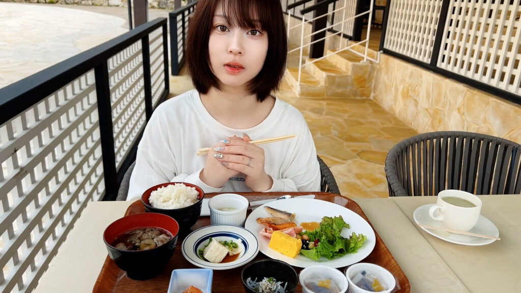 和食を中心にブッフェを堪能するミキちゃん