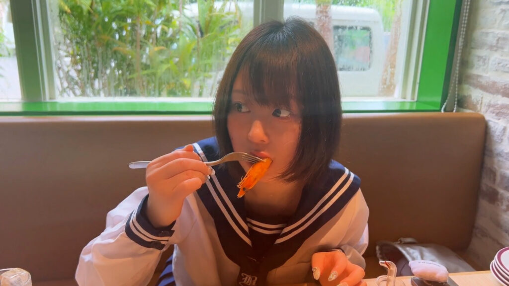 エビにかぶりつくミキちゃん