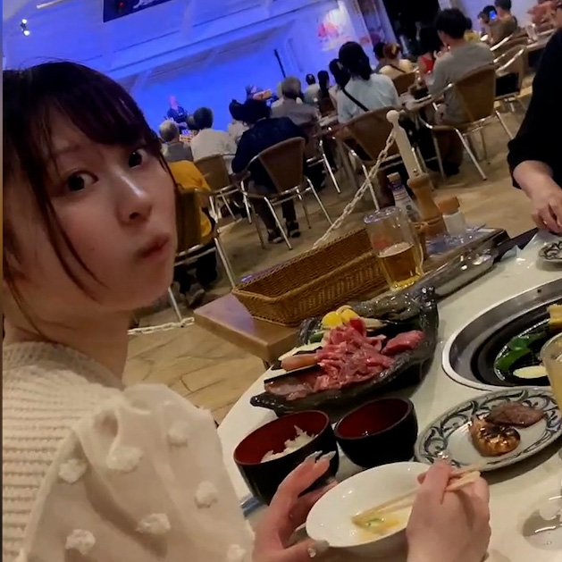 BBQを楽しむ妻