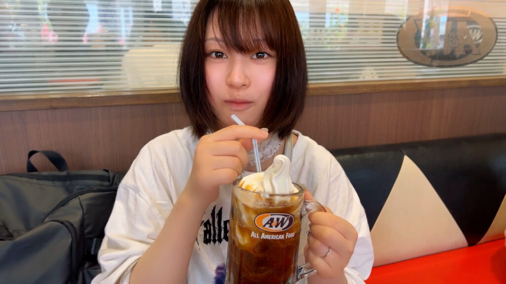 ルートビアを飲む妻